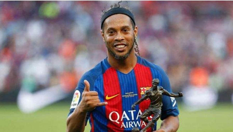 Những danh hiệu cá nhân nổi bật mà Ronaldinho đạt được là gì?