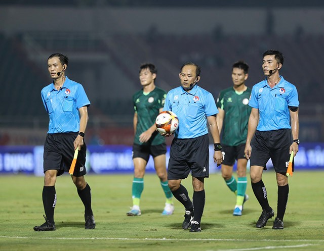 Trọng tài Vũ Nguyên Vũ có pha bẻ còi ở trên sân Thống Nhất